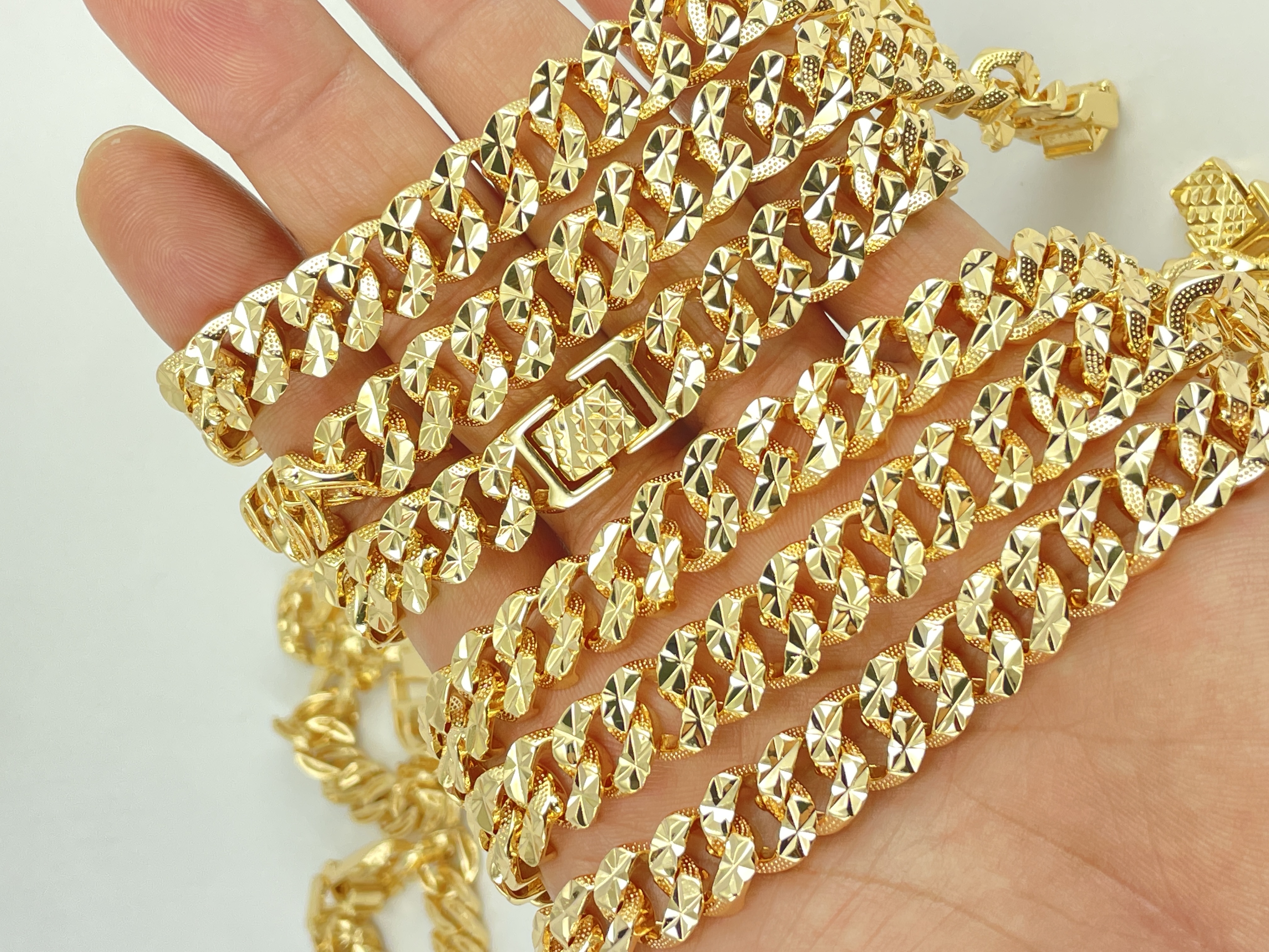 Mạ vàng 18K: Khám phá trang sức đẳng cấp được làm từ chất liệu mạ vàng 18K. Sản phẩm bền vững và đẹp mắt mang đến sự sang trọng và đẳng cấp cho người sử dụng.