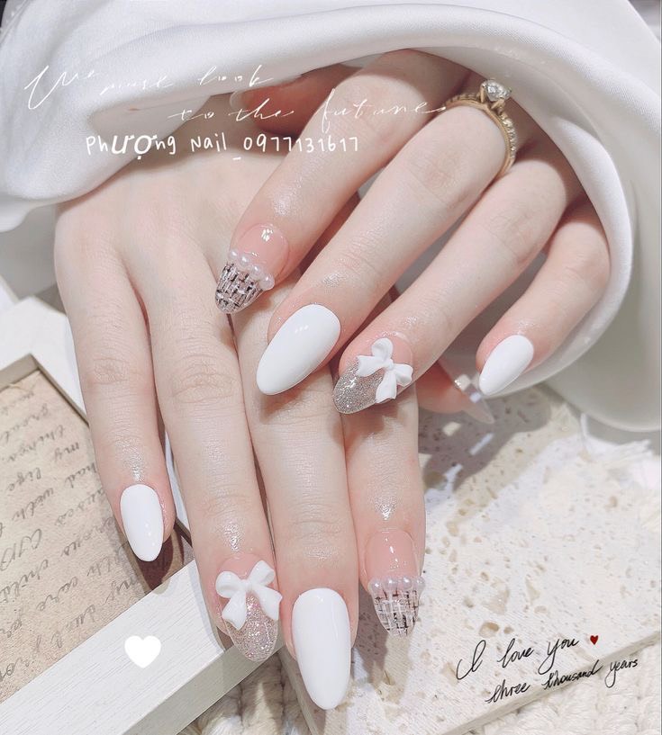 Với những ai yêu thích sự đơn giản mà tinh tế, mẫu nail đơn giản trắng giá tốt sẽ là lựa chọn hoàn hảo. Với màu trắng thanh lịch và giá thành phải chăng, bạn có thể tự tay làm cho mình những chiếc móng tay đẹp và phù hợp với nhiều hoàn cảnh khác nhau.