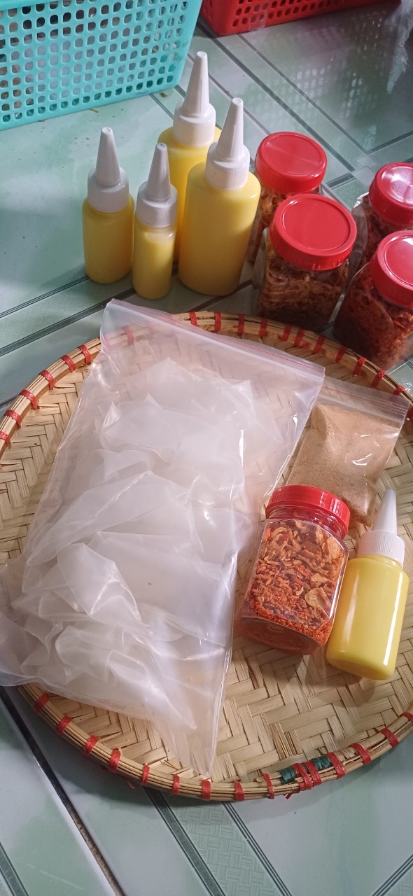 50g bánh tráng+lọ 25g muối tép+lọ 25g bơ vàng+túi muối nhuyễn. bánh tráng dẻo phơi sương