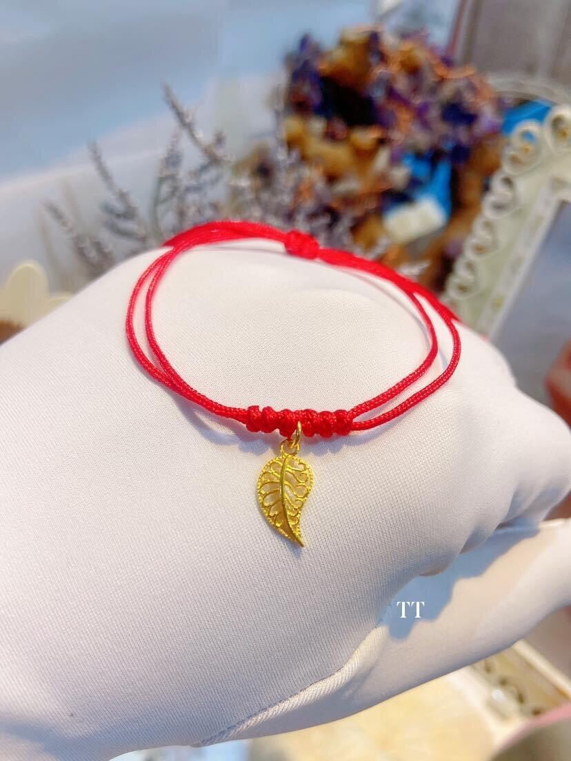 Vòng tết chỉ đỏ charm lá bồ đề vàng tây