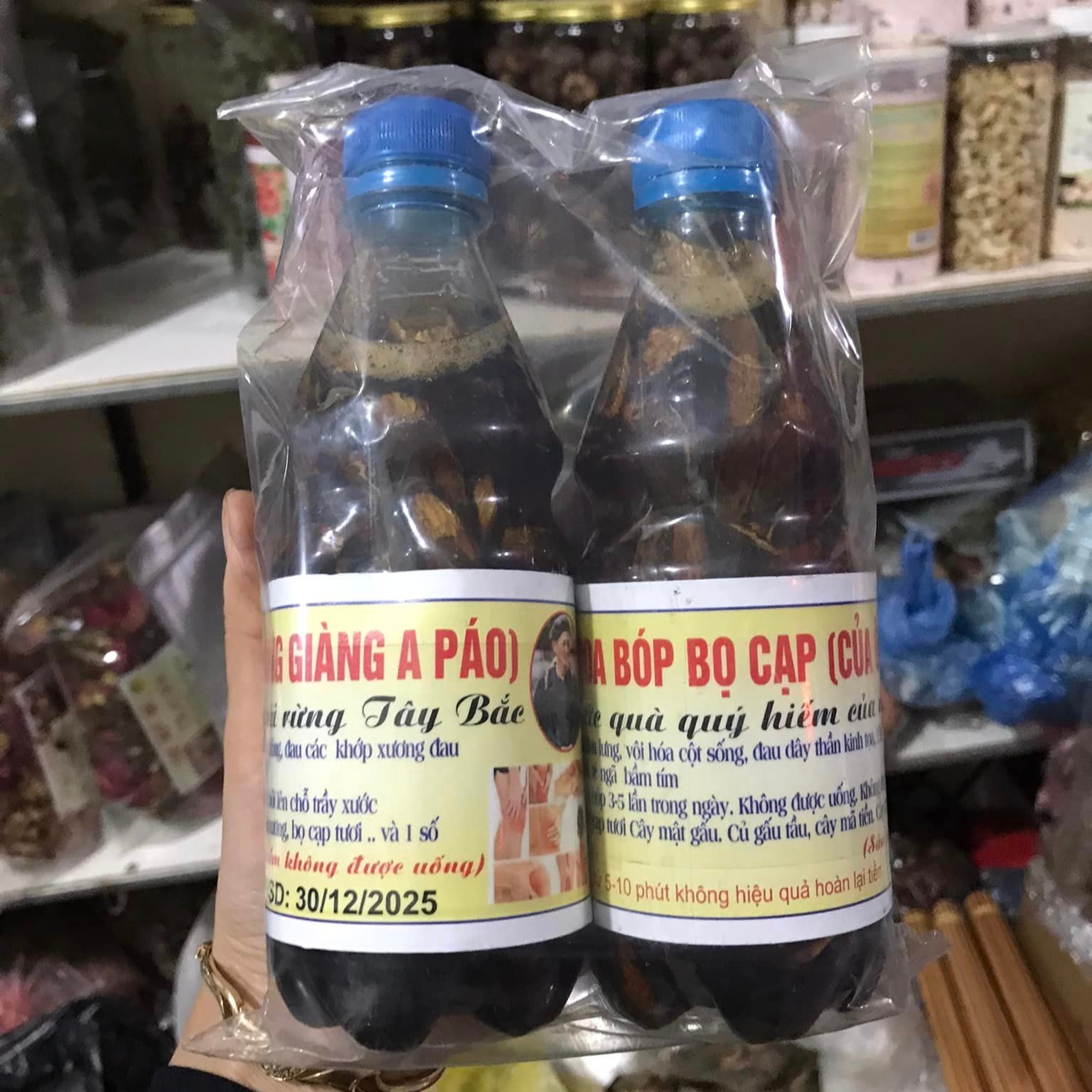  Rượu thuốc xoa bóp Bọ Cạp Sapa gia truyền của ông Giàng A Páo. Dầu xoa bóp dùng cho đau nhức xương khớp đau lưng 