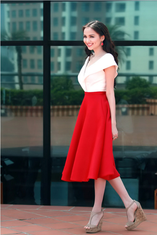 Váy da đỏ nổi bần bật cùng chân dài hút mắt của mỹ nhân Tân Cương