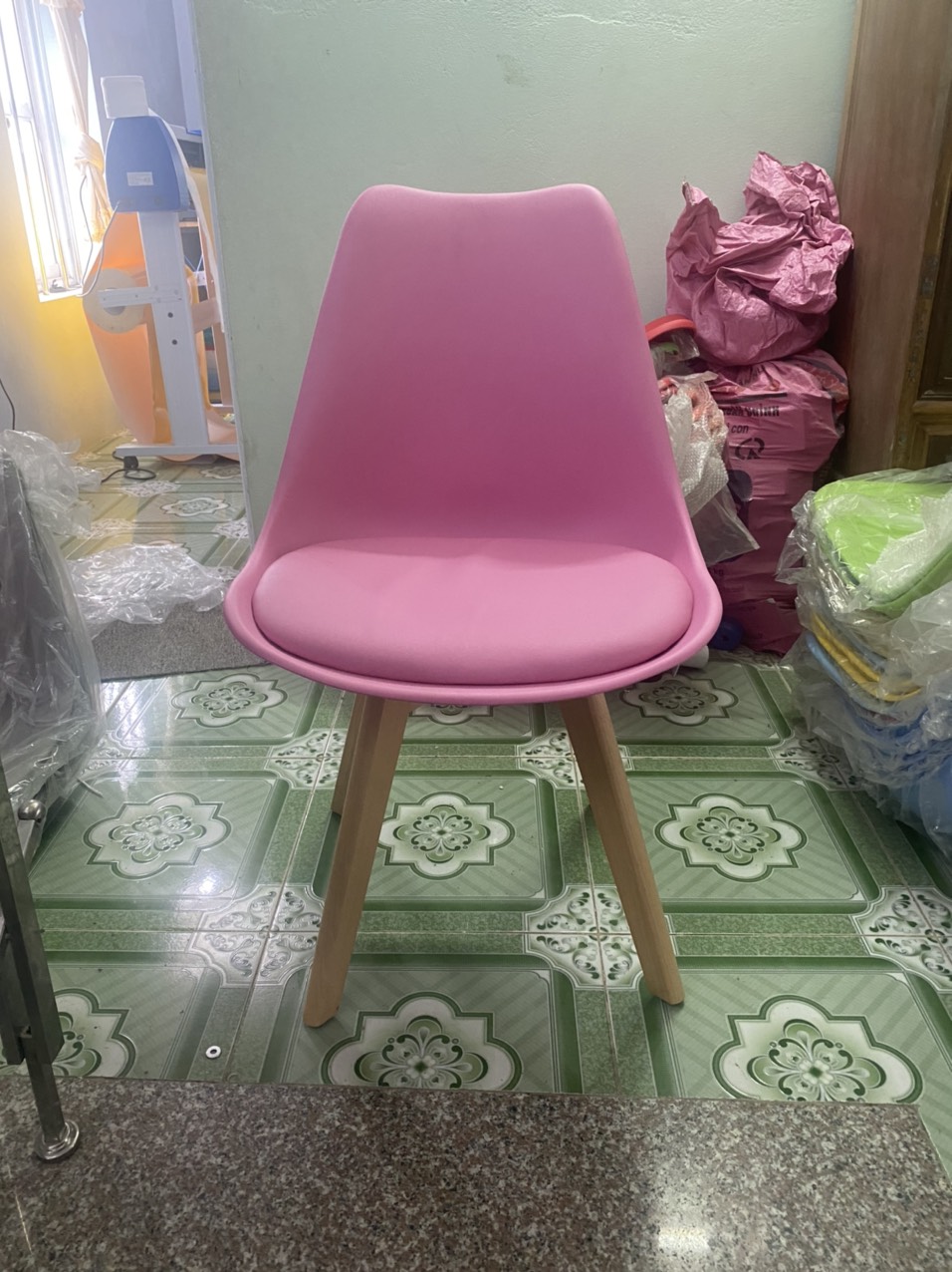 ghế eames chân gỗ có đệm