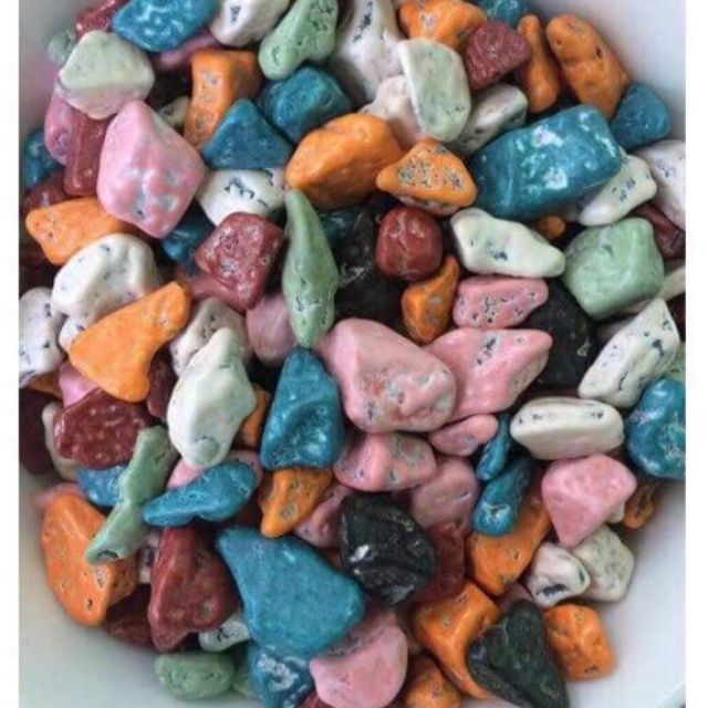 Kẹo socola sỏi Món quà thích hợp cho các bé  Kẹo Sỏi Sô Cô La là những viên kẹo bé xíu với những màu sắc bắt mắt, cùng với nhân socola thơm ngon và được làm giống như những viên sỏi vô cùng đẹp mắt