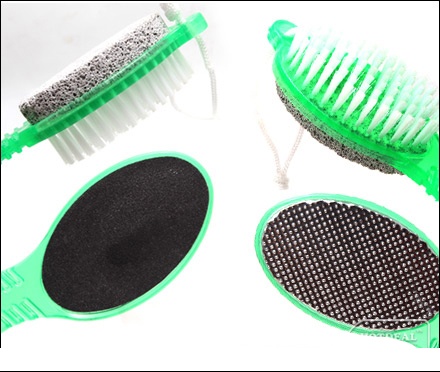 Dụng cụ chà gót chân đa năng 4 trong 1 với 4 chức năng:bàn chải nhựa, đá bọt khô, bàn chải kim loại, chà nhám, Kích thước: 17cm