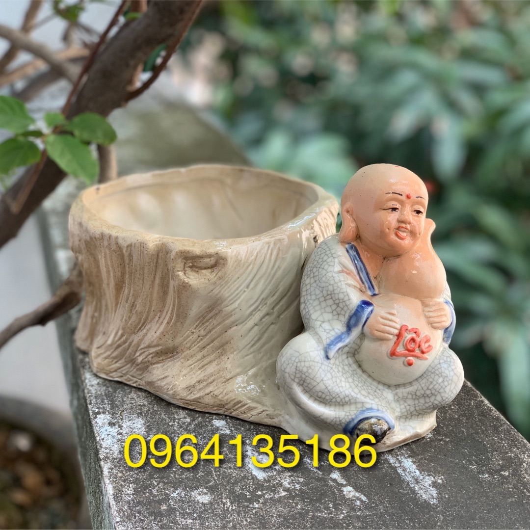 Tượng chú tiểu ôm hồ lô bên chậu cây gốm sứ Bát Tràng