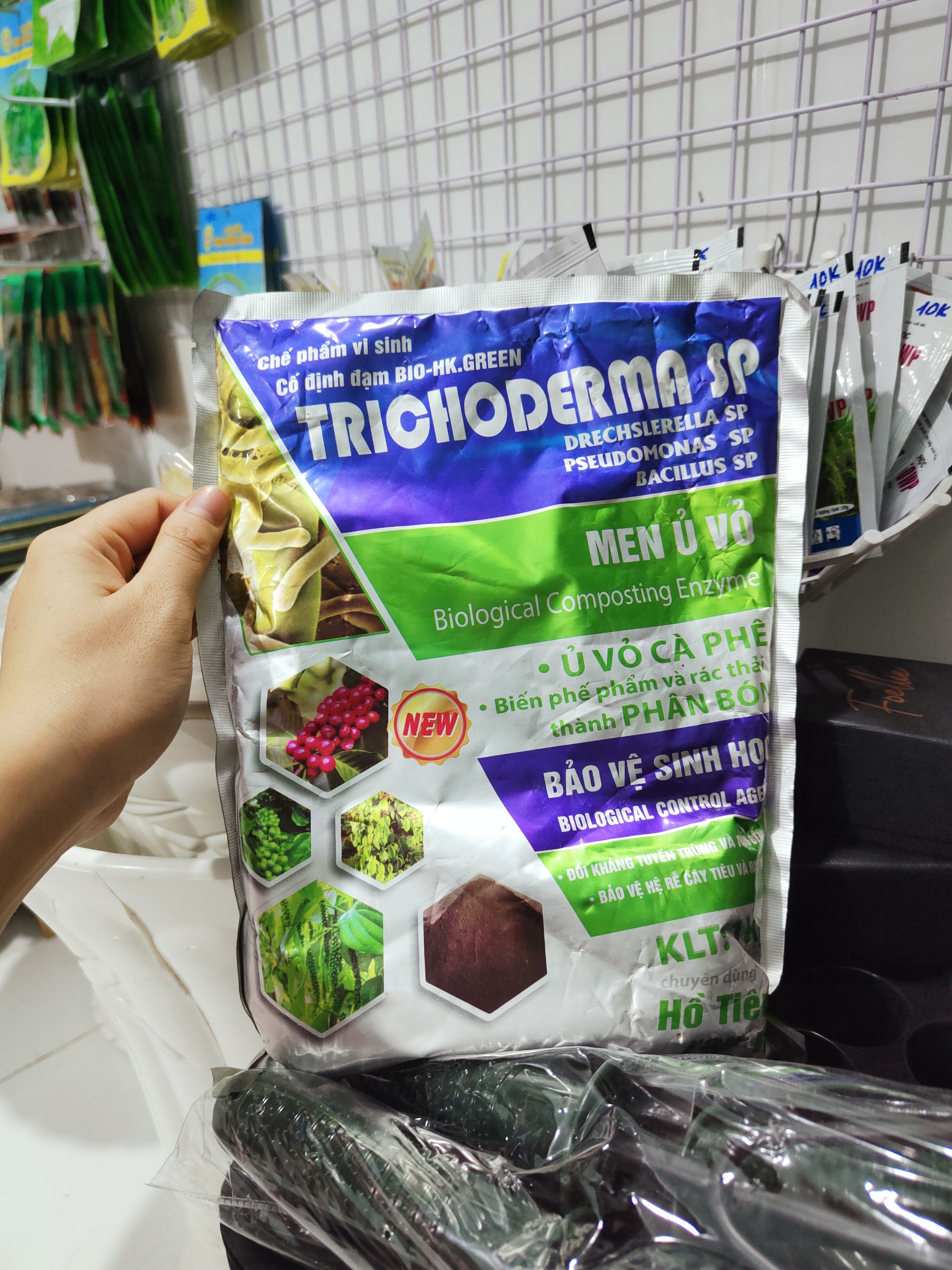 Nấm Đối Kháng Tricoderma Siêu Nấm Gốc gói 1kg hữu hiệu tức thì; Bo: 2.000 ppm. Bổ sung vi nấm, khuẩn đối kháng: Trichoderma reesei; Trichoderma hazianum; Trichoderma longibrachiatum; Pseudomonas putida; Rhizobium leguminosarum