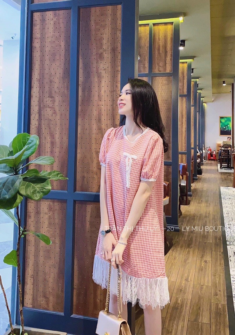 Đầm đỏ caro tay ngắn phối ren trắng nữ tính