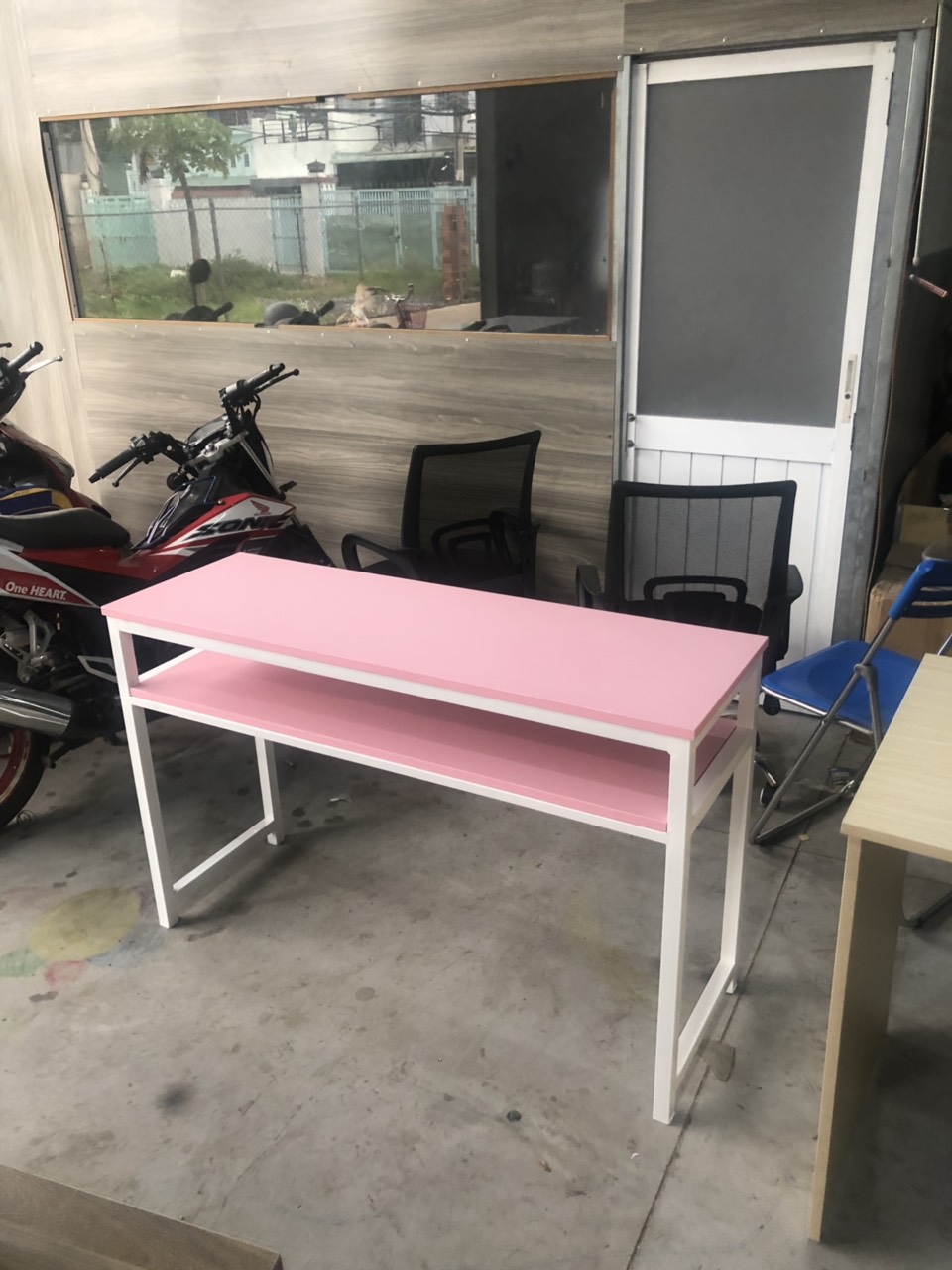 Bàn làm nail màu hồng