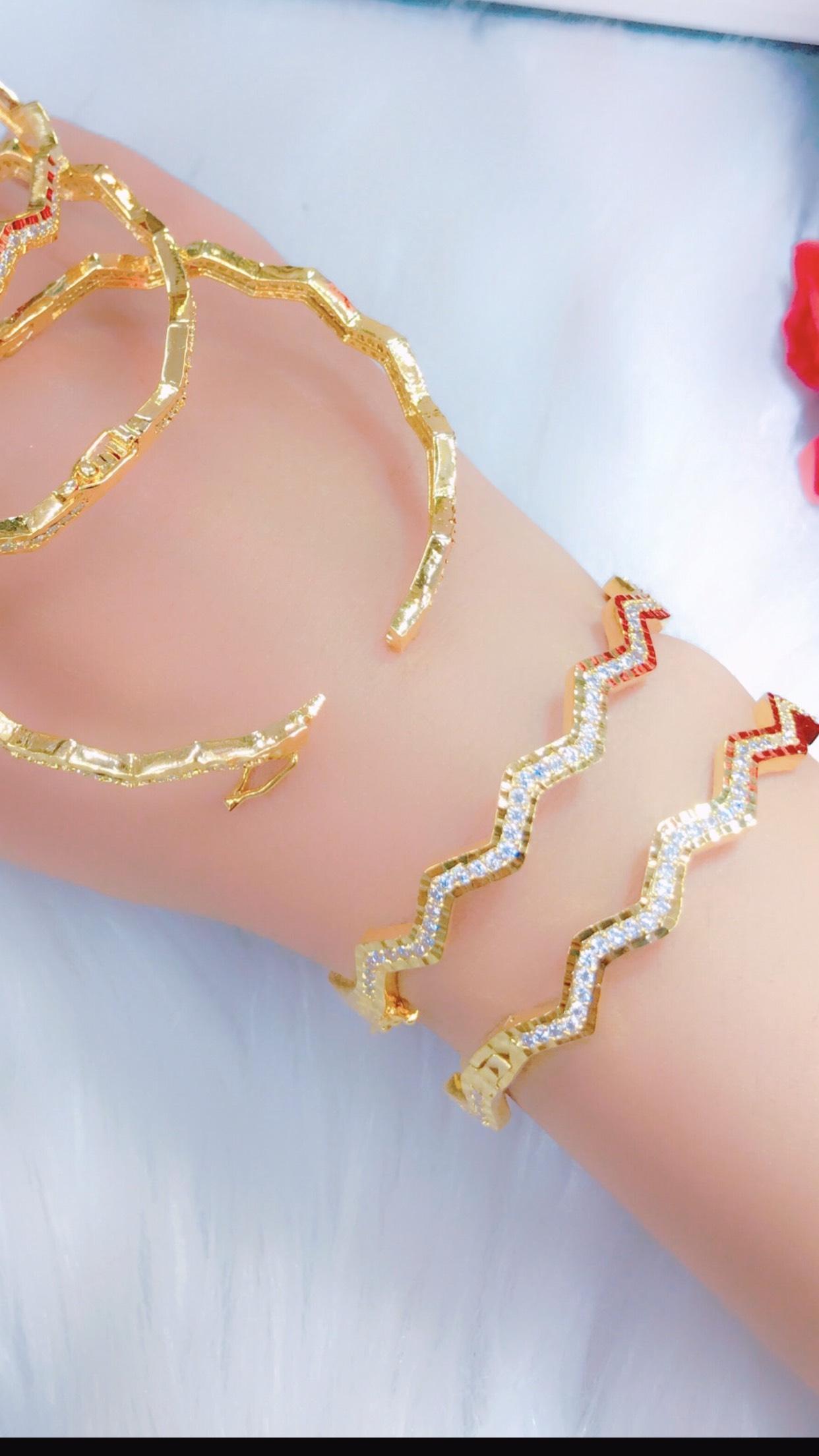 Lắc tay nữ vàng PNJ – Từ năm 2024, lắc tay nữ vàng PNJ là biểu tượng thời trang của các cô gái hiện đại. Với chất liệu vàng 10k và thiết kế sang trọng, lắc tay này mang đến sự tự tin và quyến rũ cho người đeo.