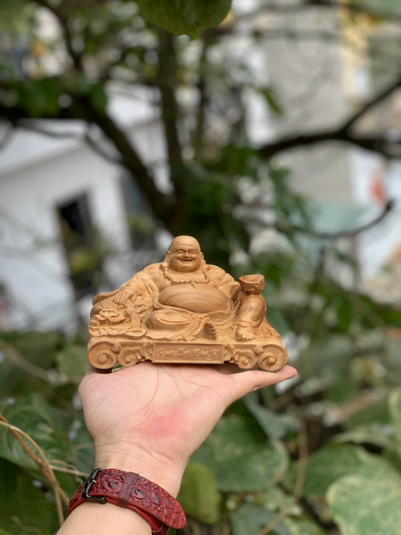 Tượng phật di lặc gỗ ngọc am thơm để xe ô tô