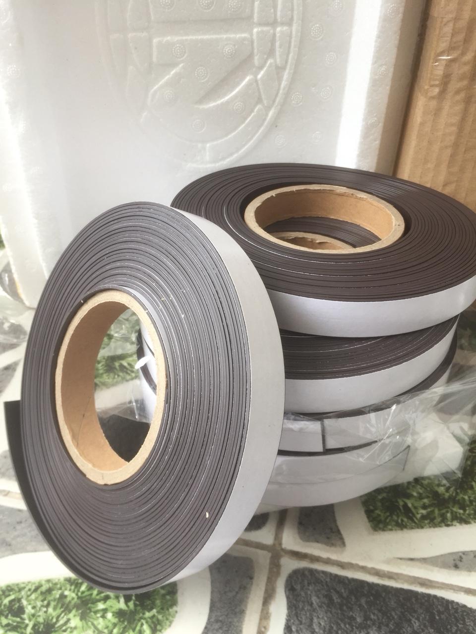 Nam châm dẻo cuộn khổ 2,5cm x 1,6mm x 10m có băng keo 2 mặt
