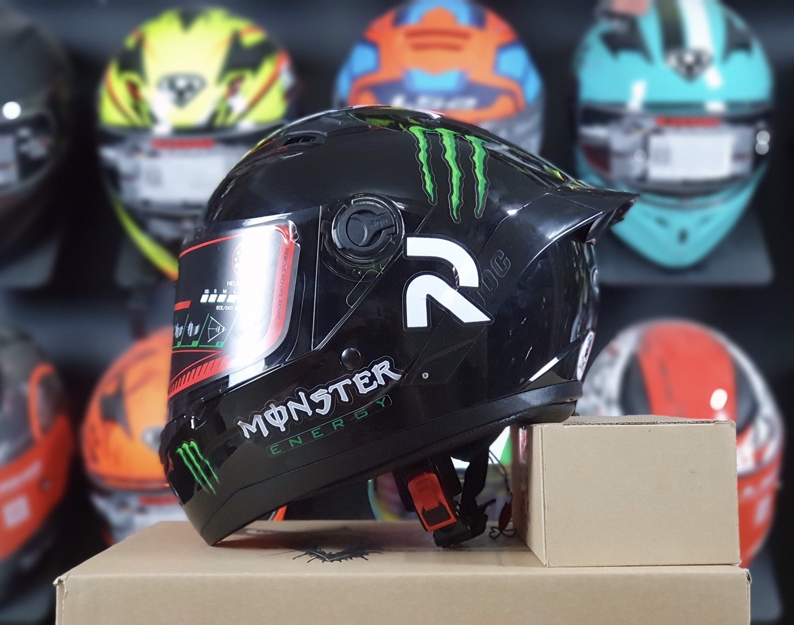 MŨ FULLFACE ĐEN BÓNG LÊN TEM HJC MONSTER CỰC NGẦU, TẶNG ĐUÔI GIÓ PISTA VÀ TÚI ĐƯNG, BH 12 THÁNG