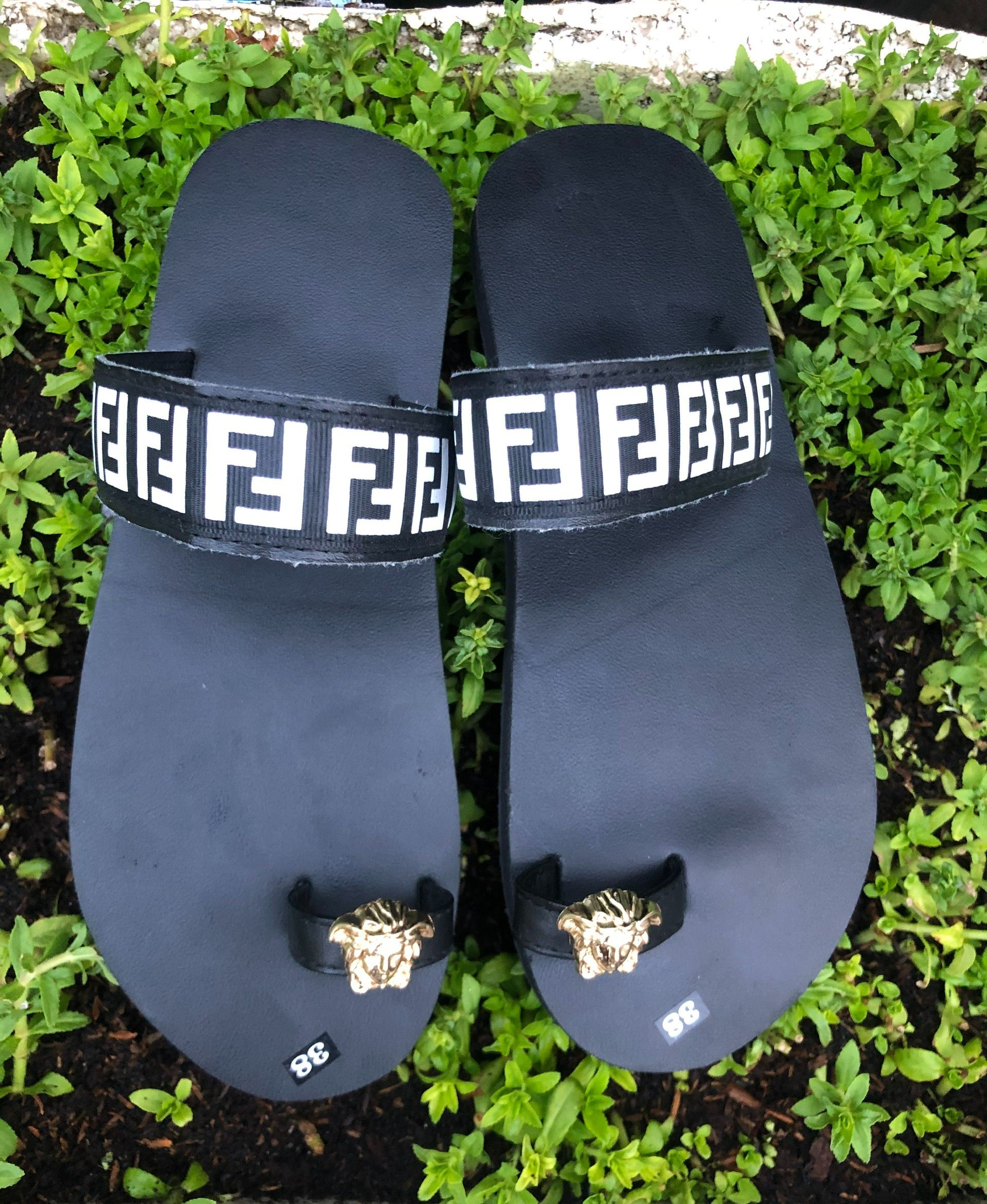Dép xỏ ngón nữ sandal chip chip đế đen quai F trắng lót đen