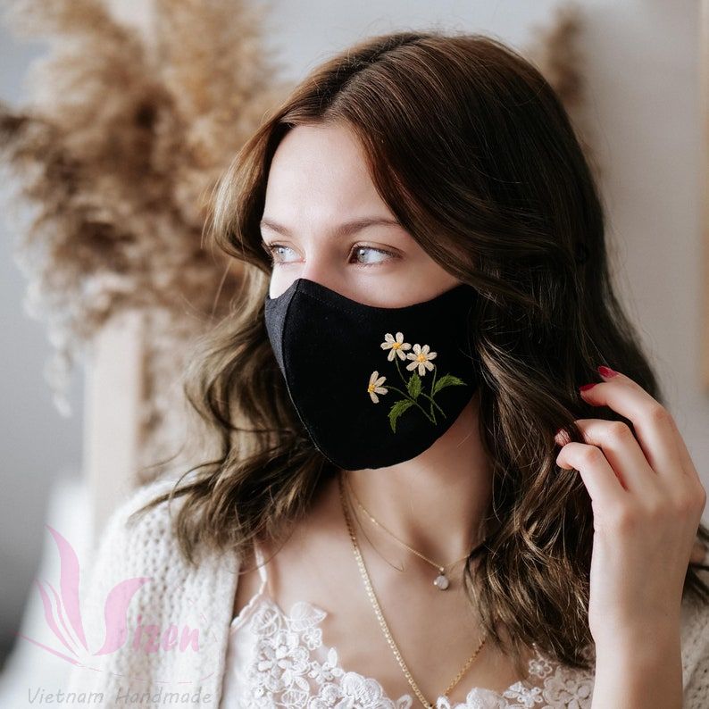 Khẩu trang vải linen tự nhiên thêu tay