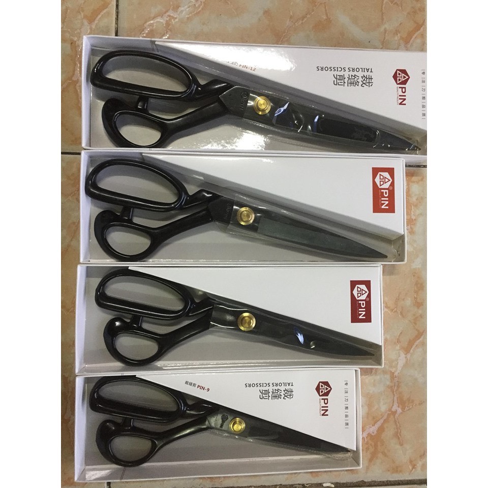 Kéo cắt vải Pin lưỡi đen tặng kéo bấm chỉ. Kéo cắt vải chính hãng chất liệu kéo được làm từ thép không rỉ.