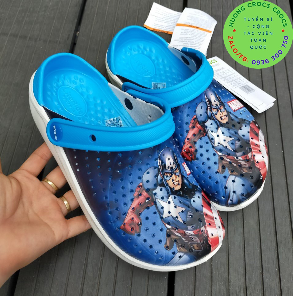 Dép sục nhựa đi mưa crocs literide trẻ em in hình captain màu xanh