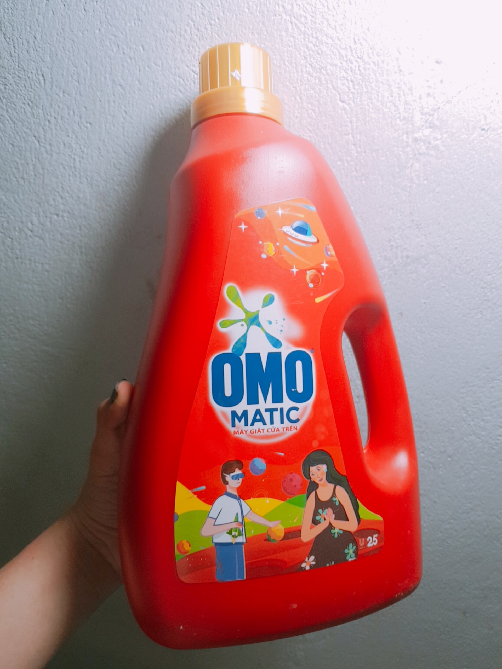 Chai nước giặt Omo Matic cửa trên chai 2.7 Kg