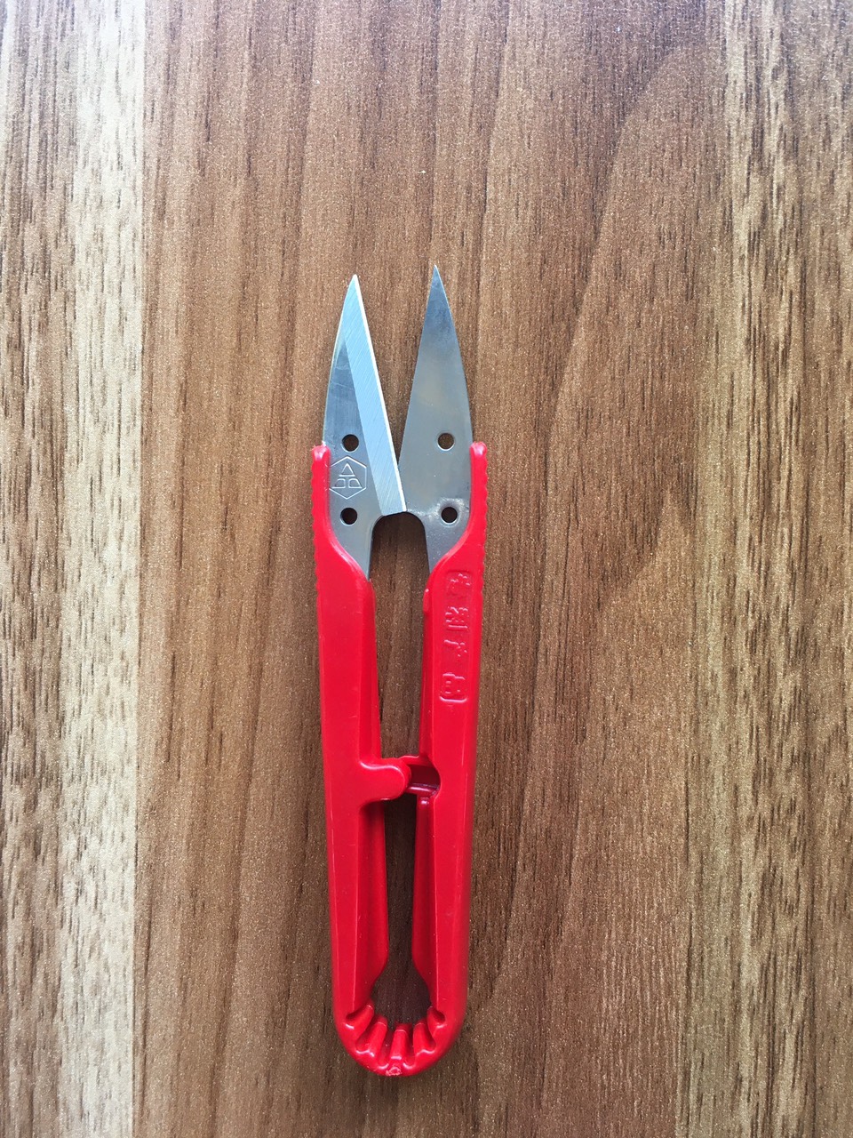 Kéo bấm chỉ Pin cán đỏ, lưỡi trắng inox nhấp chỉ nhẹ ngọt nhấp xướng đã tay.