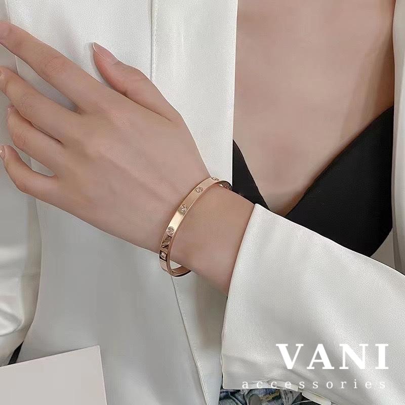 Không đen gỉ - vòng tay cartei chạm đá thép titan - vani store - ts000854