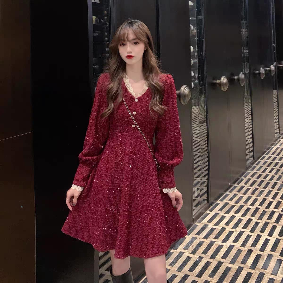 Váy đỏ dạ kim tuyến cổ ren cúc ngọc tay bồng