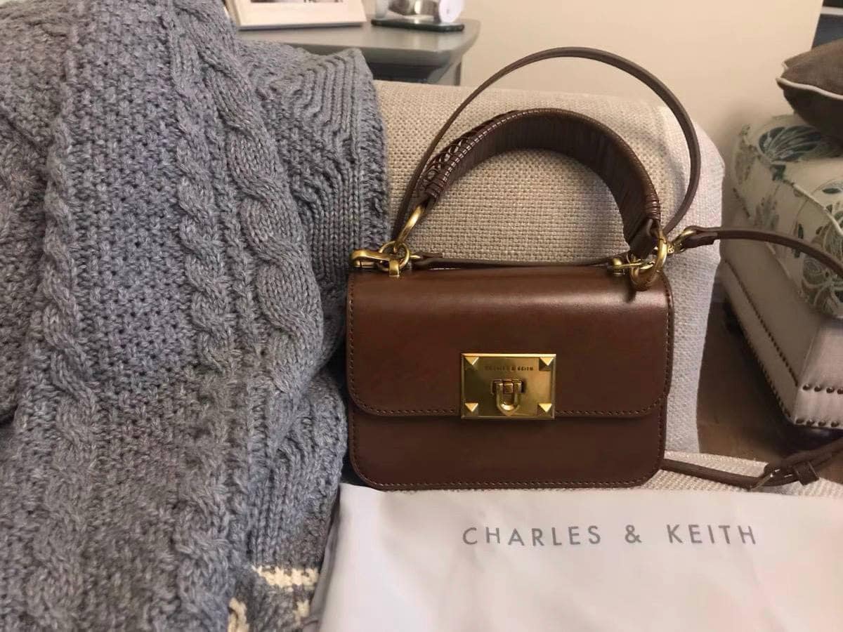 túi xách CK size 18 cm năng động, tiện lợi