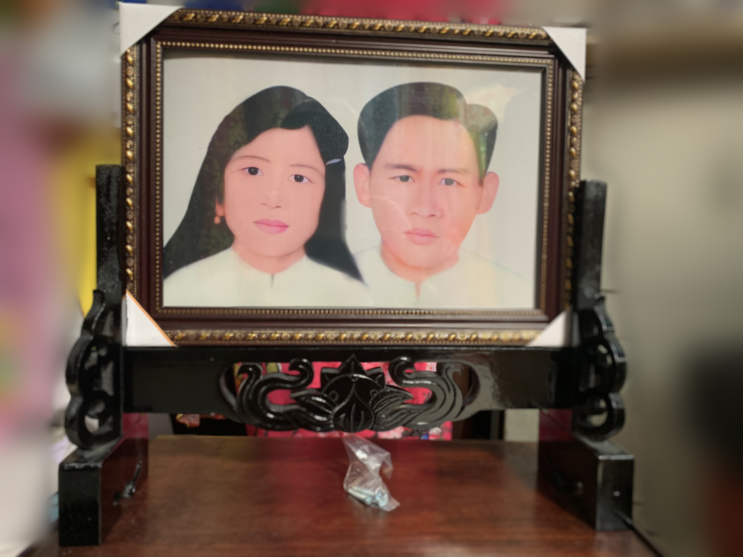 Khung hình và chân khung hình để bàn thờ