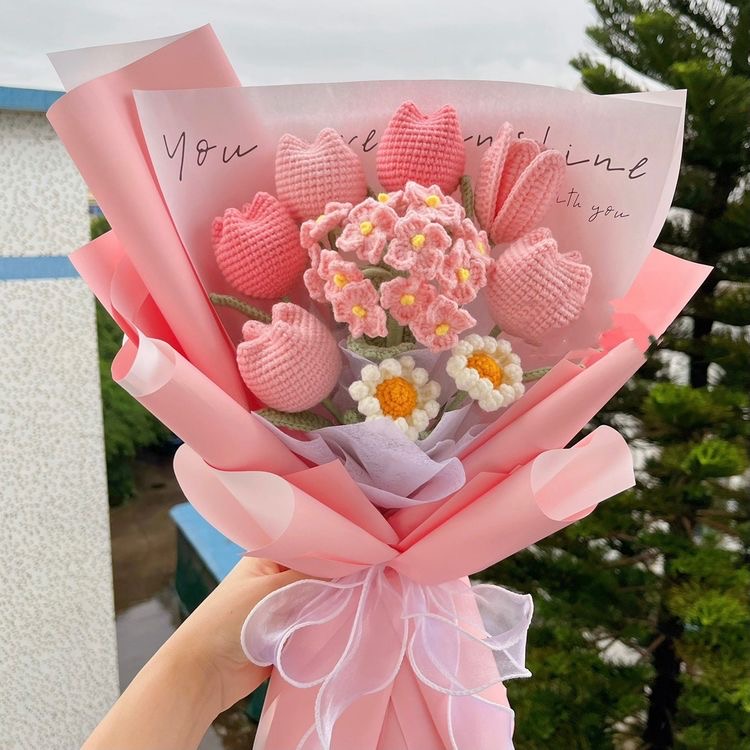 Bó hoa màu hồng bằng len móc tay thủ công