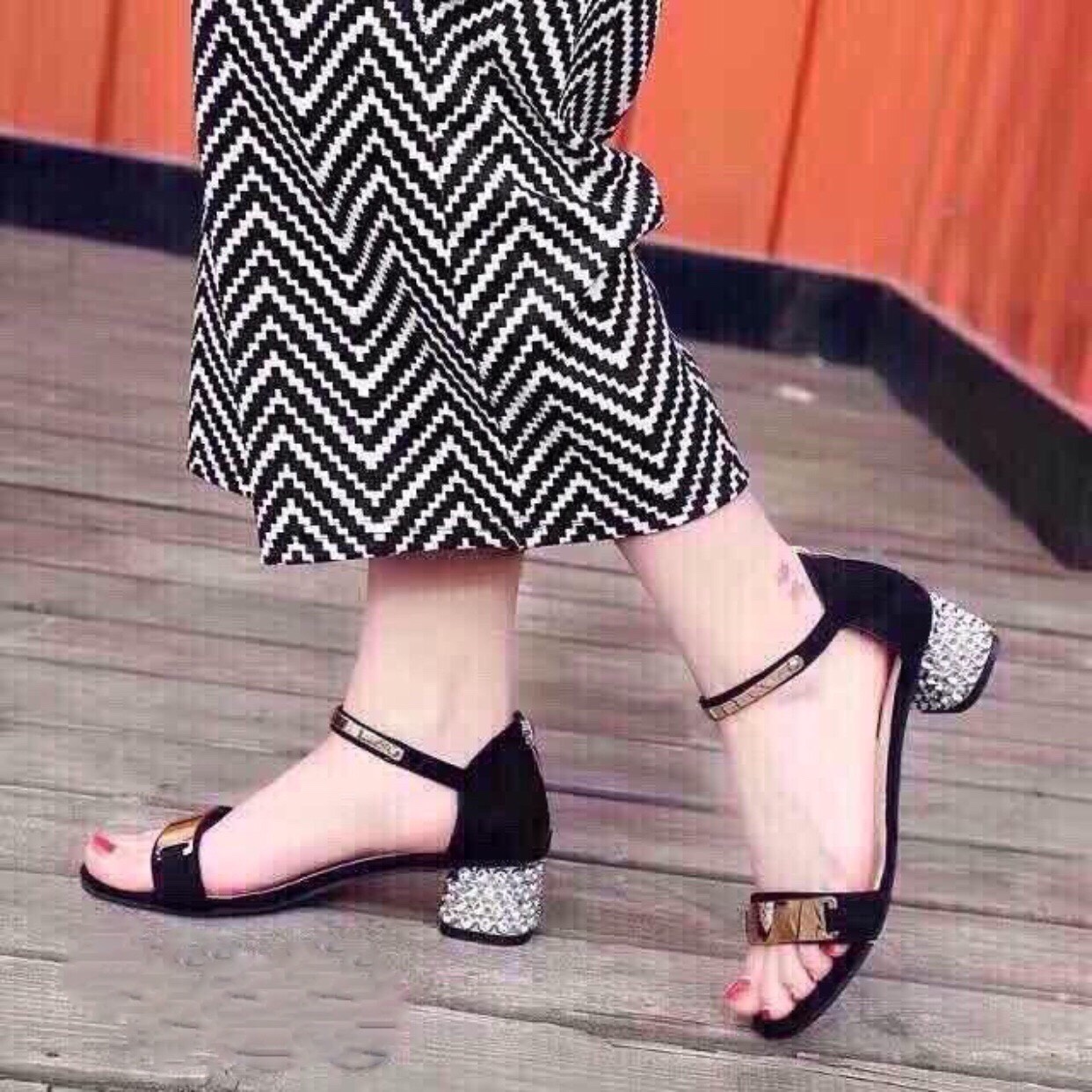 Giày cao gót 5p quai ngang đồng gót vuông chấm trắng khóa kéo N9