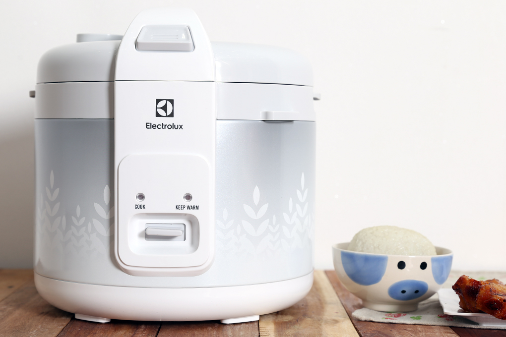 Nồi cơm điện electrolux 1.8 lít erc3305