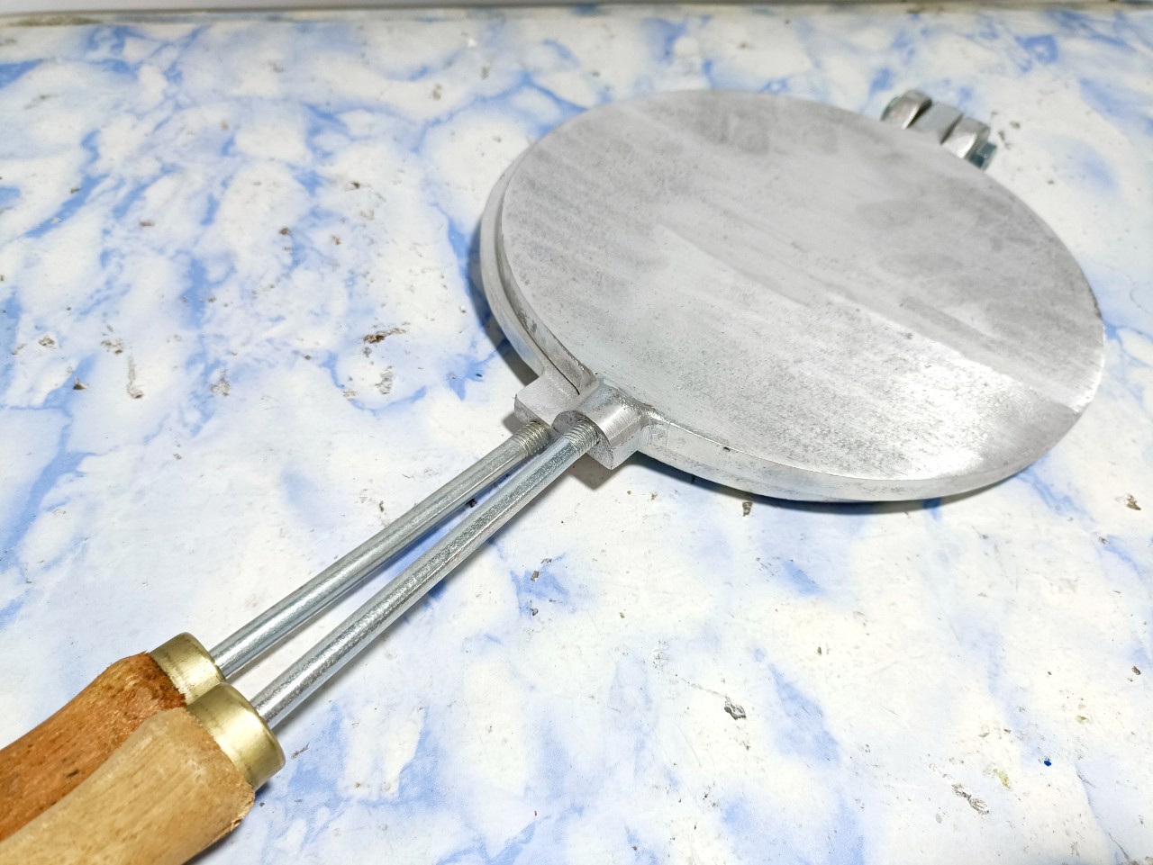 Khuôn kẹp giòn đk 20cm nặng 1kg7