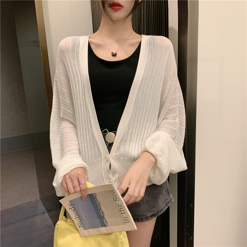 Áo cardigan len mỏng màu trơn 2 cúc cổ khoét sâu sang chảnh