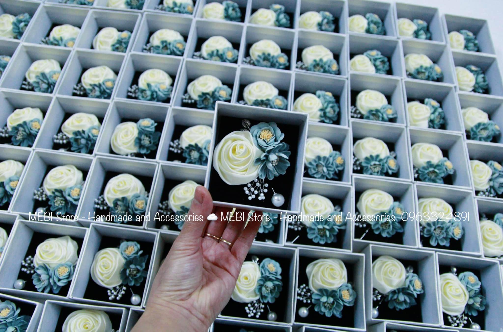 Hoa cài áo MEBI Handmade mẫu hồng cuộn mix xanh mint siêu xinh