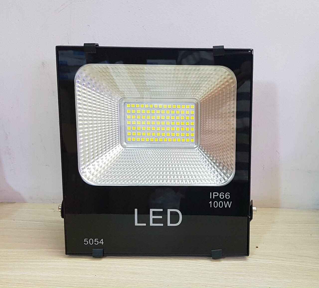 Đèn pha led smd ip66 5054 50w/100w/150w200w bảo hành 12 tháng