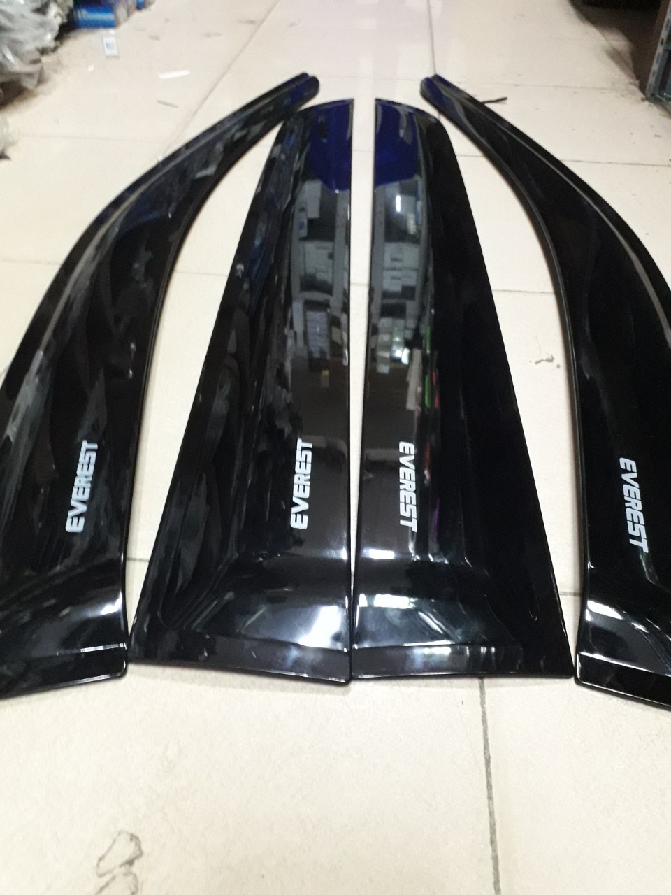 Bộ vè che mưa đen Thái xe Ford Everest 2017-2022 ( Chữ Everets ở 2 cánh dài)