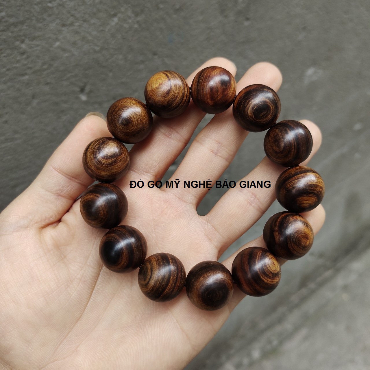 Vòng tay gỗ bách xanh chìm gỗ già thơm 18ly