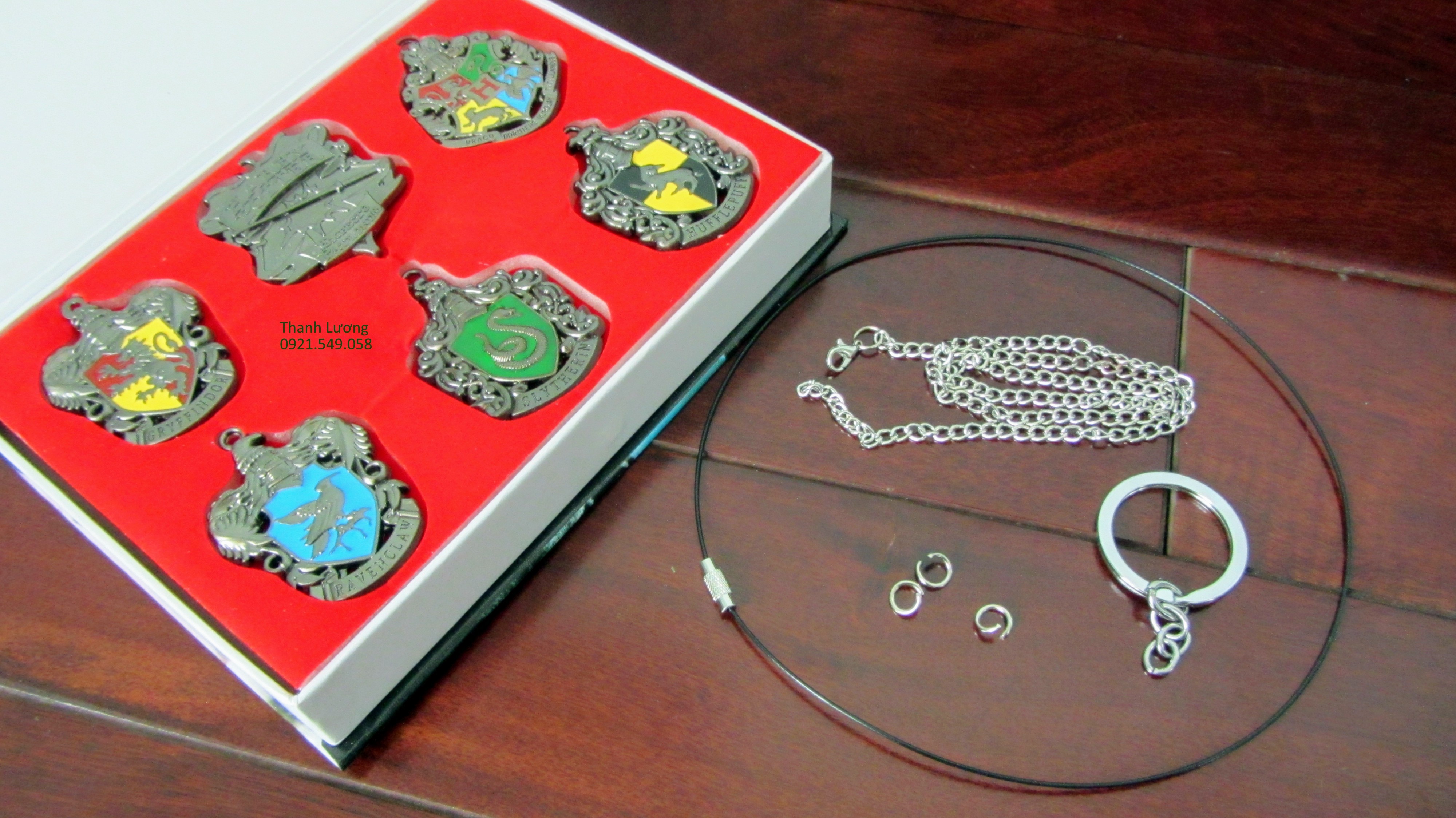 Hộp huy hiệu Harry Potter trường Hogwarts (Hộp Giấy)