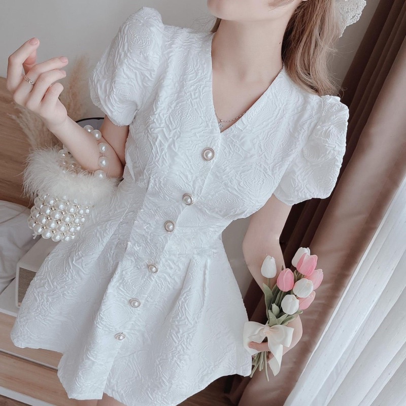 Váy gấm hở lưng hoạ tiết nổi tay bồng xinh xắn