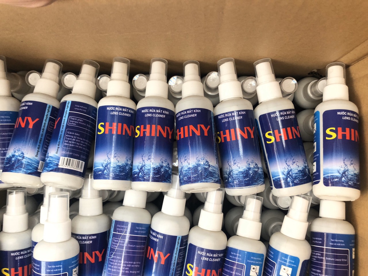 Nước rửa kính mát, kính cận, kính bé, kính lão, ..Có thể dùng để rửa điện thoại, máy vi tính…