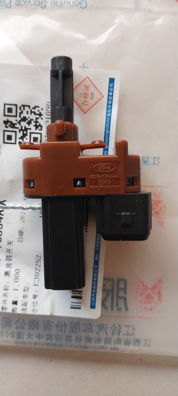 Cảm biến chân côn, chân phanh xe ford transit hàng chính hãng