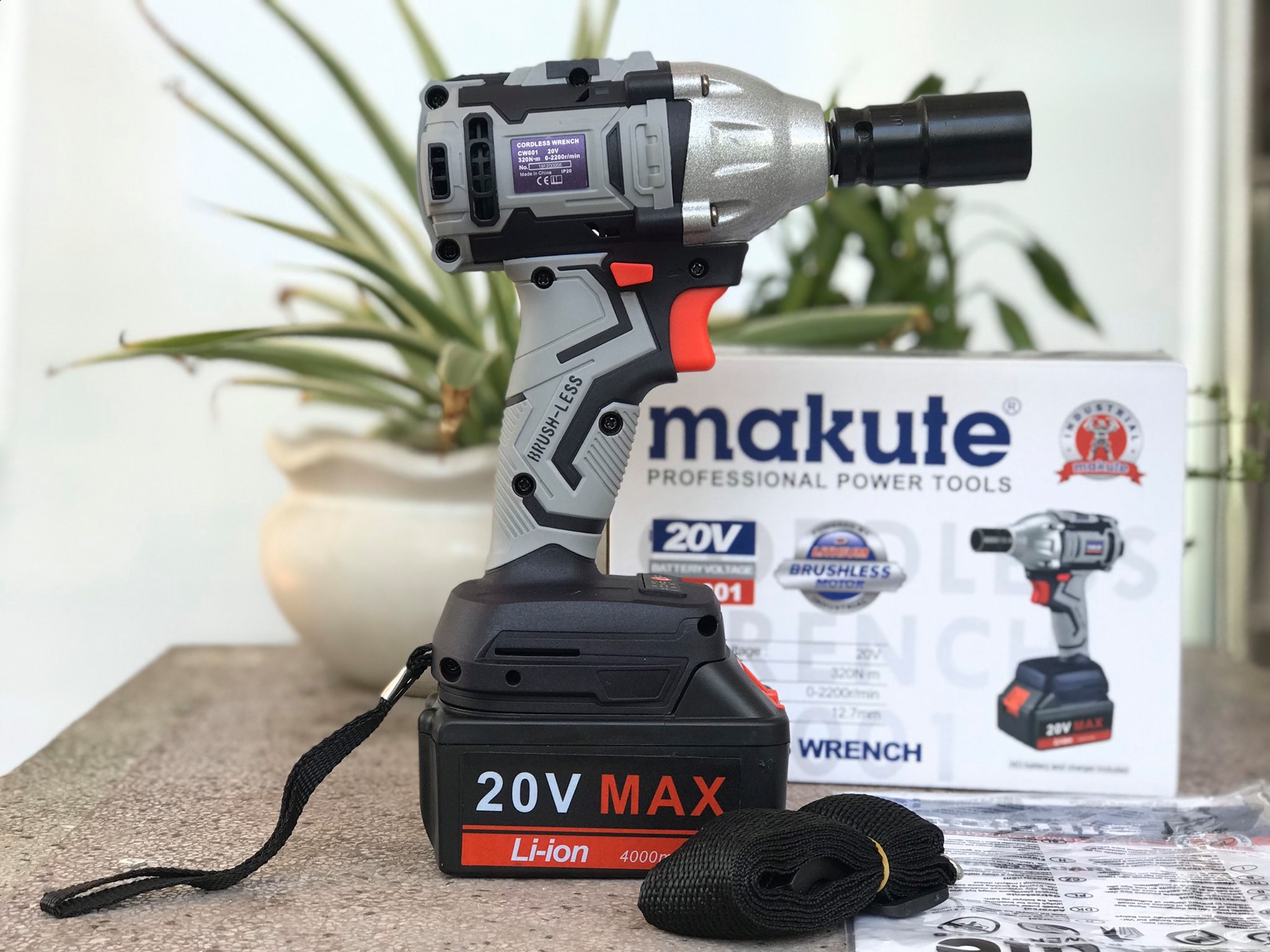 Máy vặn bu lông dùng pin makute 20v cw001