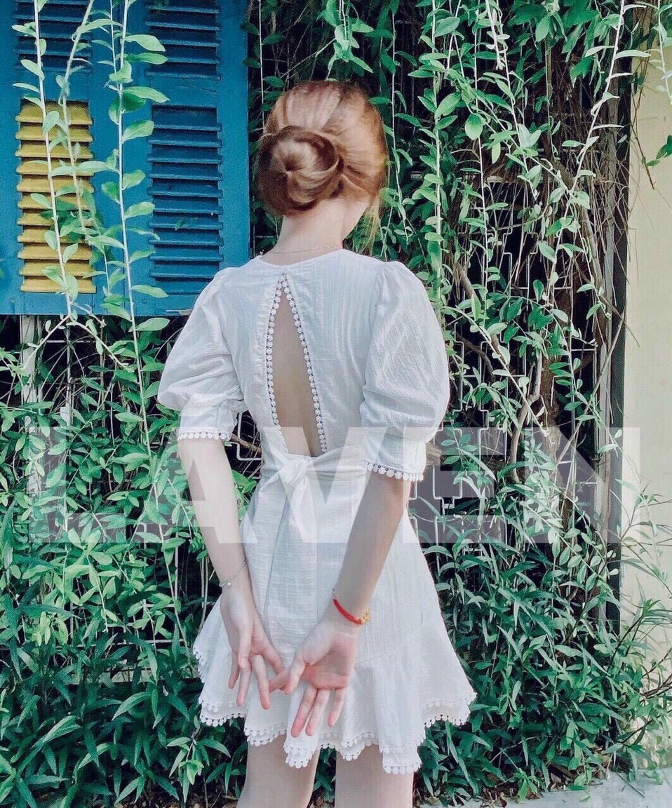 ĐẦM TRẮNG TIỂU THƯ HỞ LƯNG ÁO CỔ TRÒN TAY PHỒNG NGẮN, DÁNG VÁY XÒE VIỀN REN, THÍCH HỢP MẶC ĐI CHƠI, ĐI BIỂN, ĐI DẠO PHỐ