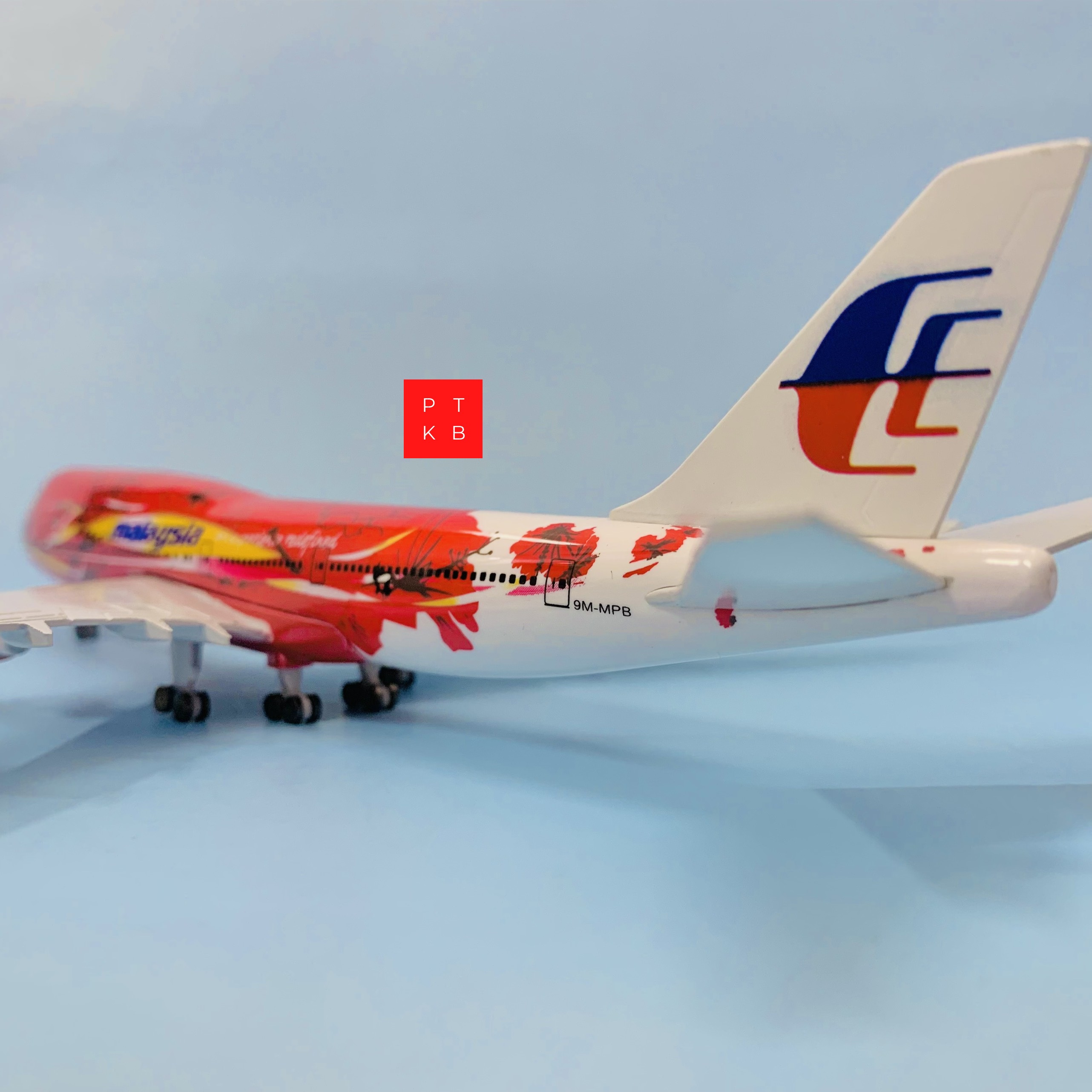 MÔ HÌNH MÁY BAY TRƯNG BÀY MALAYSIA AIRLINES ĐỎ 20CM CAO CẤP CÓ BÁNH XE TỈ