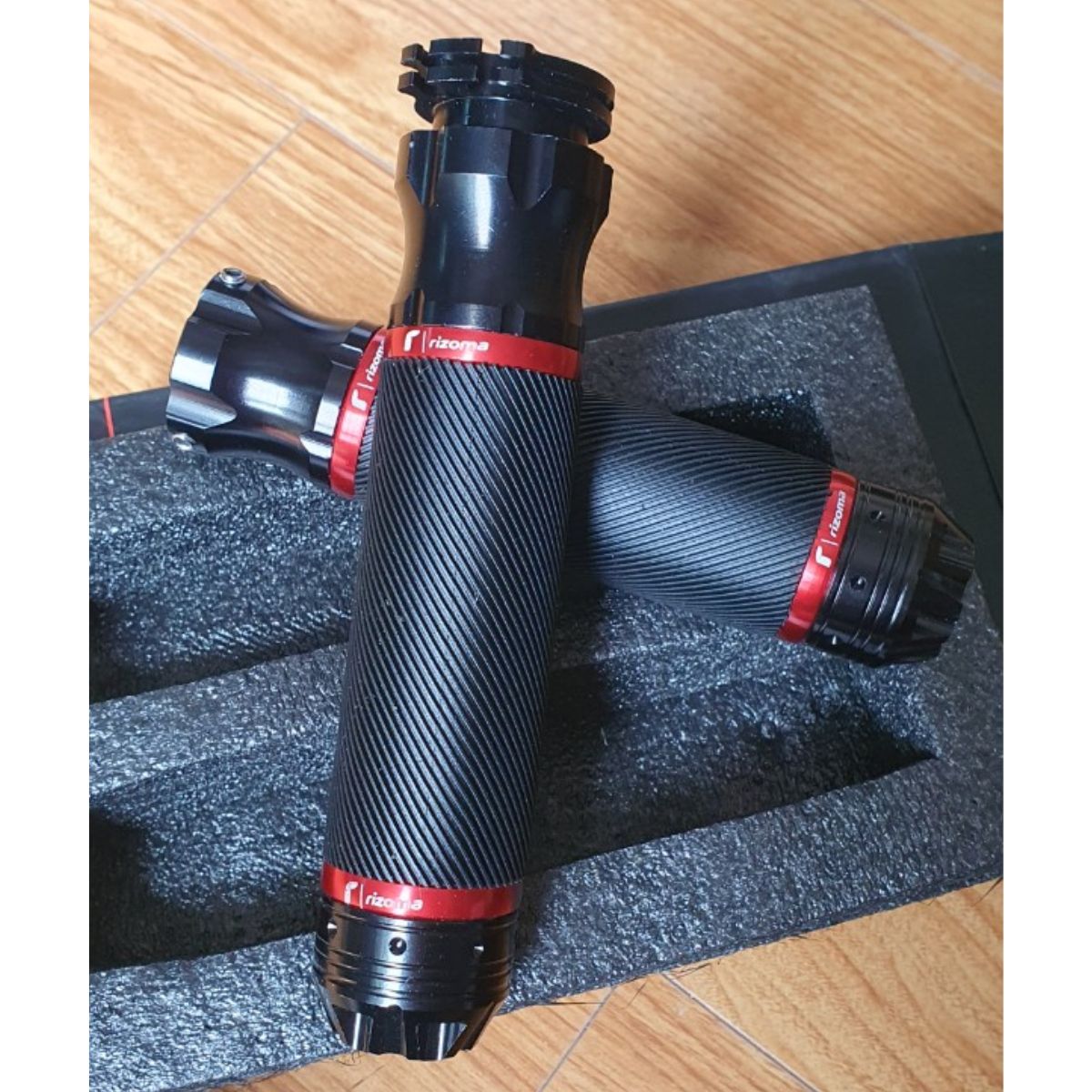 BAO TAY XE MÁY CÓ KÈM ỐNG GA, TAY NẮM XE MÁY HÌNH TÊN LỬA