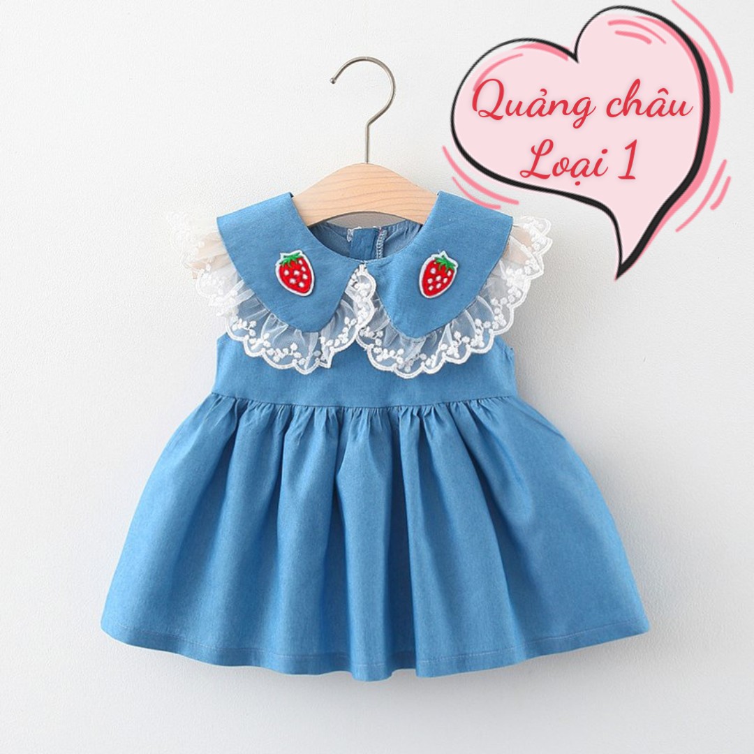 X042 Váy bé gái chất denim mềm cổ áo ren bèo thêu dâu tây hàng qccc, đầm sát nách cho bé gái
