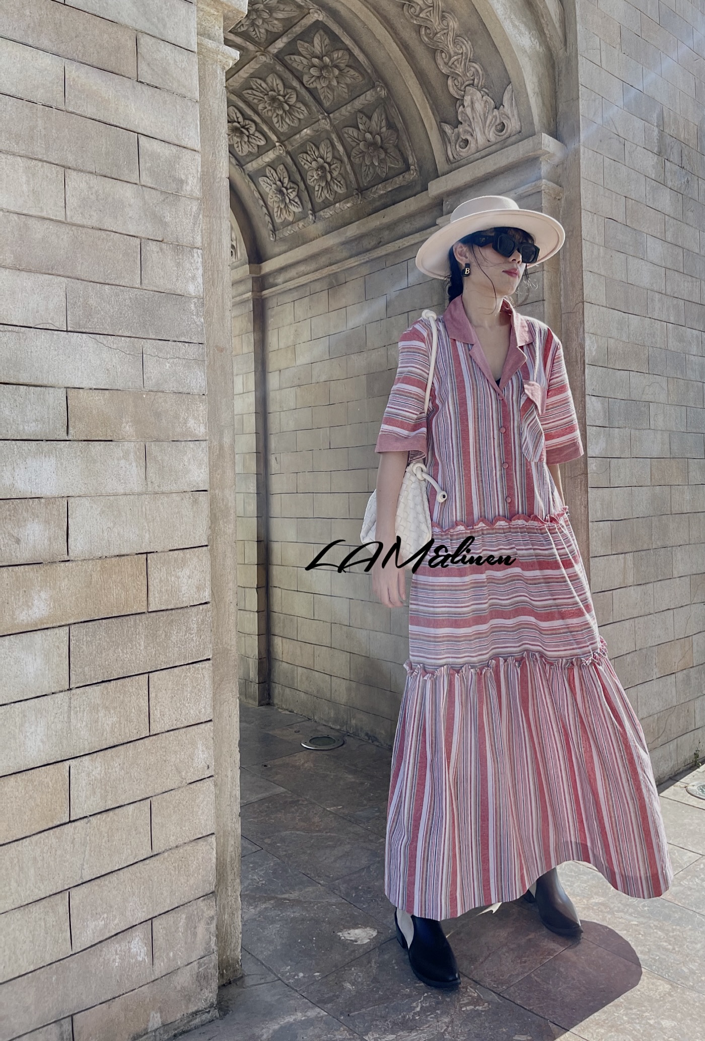 Đầm váy maxi form rộng, cổ vest, hoạ tiết kẻ sọc, chất liệu Linen