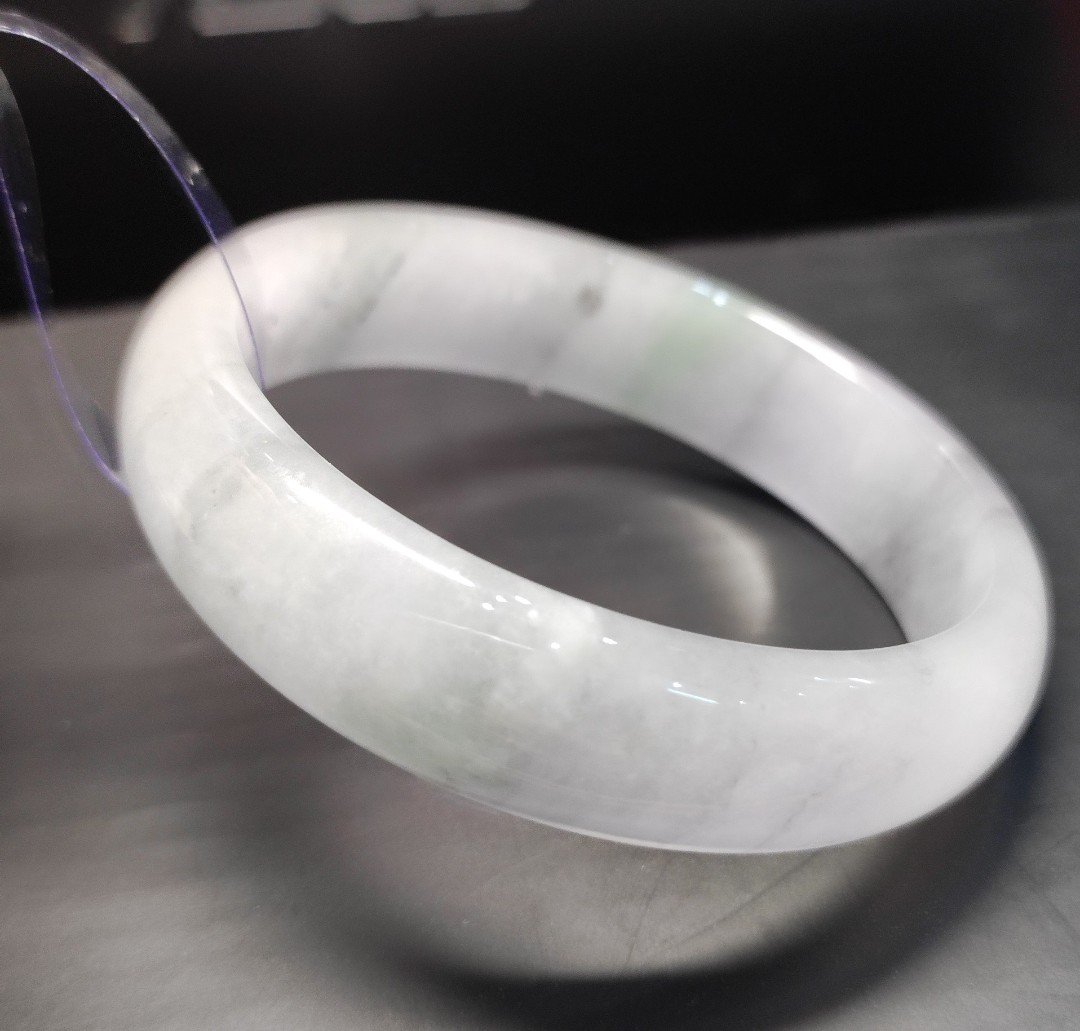 Vòng ngọc cẩm thạch bản hẹ size 57mm, nước ngọc trong điểm lý nhẹ, đã kiểm định,  ảnh thực tế,  xưởng buôn đá phong thủy Huỳnh Đào