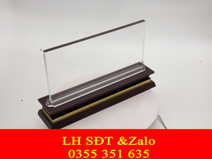 Biển chức danh mica đế gỗ, bảng chức danh mica đế gỗ, kệ chức danh mica đế gỗ, biển chức danh, biển tên gỗ, biển chức danh mica gỗ để bàn, kệ chức danh gỗ mica, bảng chức danh gỗ để bàn