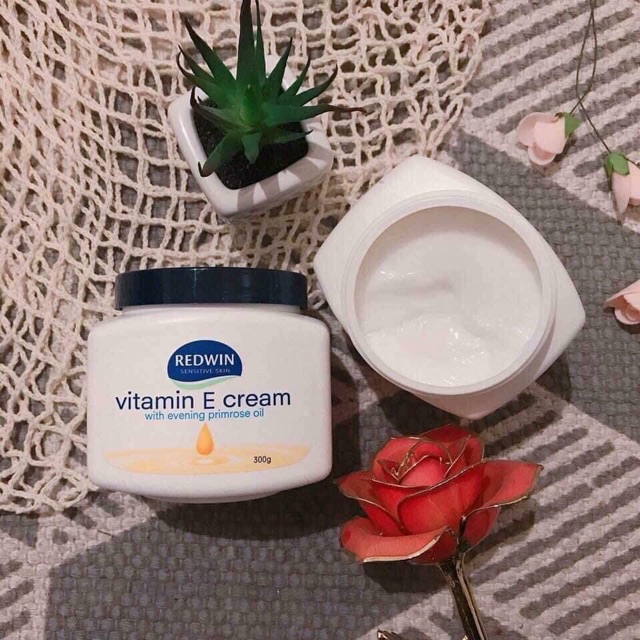 Kem dưỡng da mềm mịn Redwin Vitamin E cream 300g