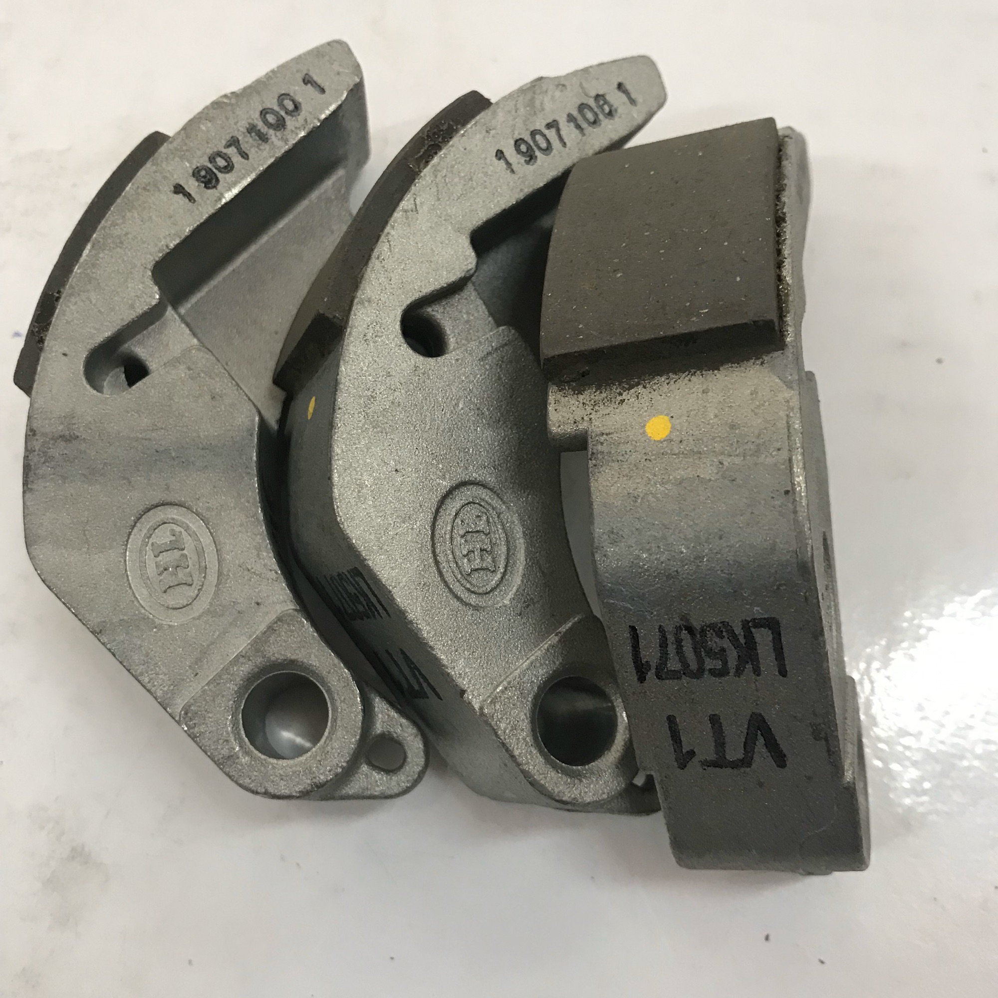 Bố 3 càng Atila , Elizabeth SYM zin